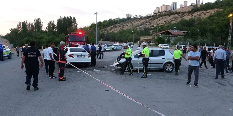 Malatya’da iki araç kafa kafaya çarpıştı: 11 yaralı