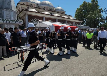 Trafik kazasında hayatını kaybeden polis ve ailesi toprağa verildi