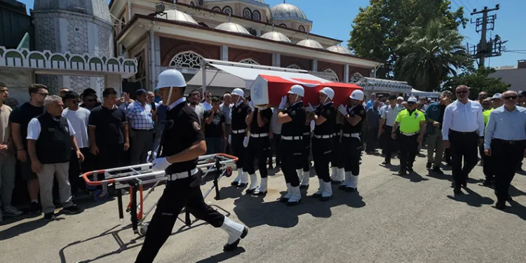 Trafik kazasında hayatını kaybeden polis ve ailesi toprağa verildi