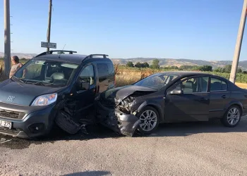 Bursa’da hafif ticari araç ile otomobil çarpıştı: 2 yaralı