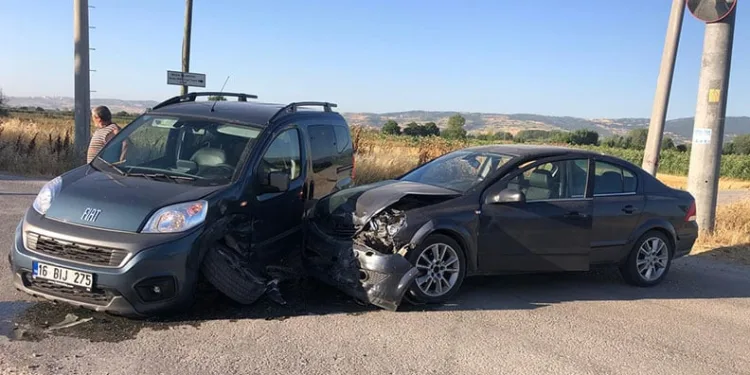 Bursa’da hafif ticari araç ile otomobil çarpıştı: 2 yaralı
