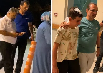 Yüksek sesle müzik dinleyen çocukları attığı şişeyle vurdu