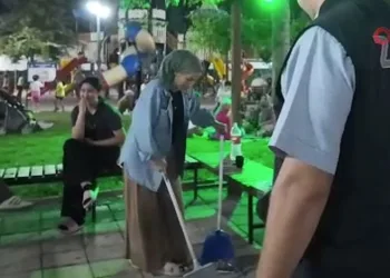 Çevreyi kirletenin eline süpürgeyi verdiler