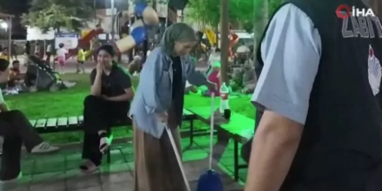 Çevreyi kirletenin eline süpürgeyi verdiler