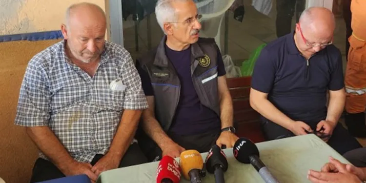Bakan Abdulkadir Uraloğlu Bursa’daki Yangın Bölgesinde İncelemelerde Bulundu
