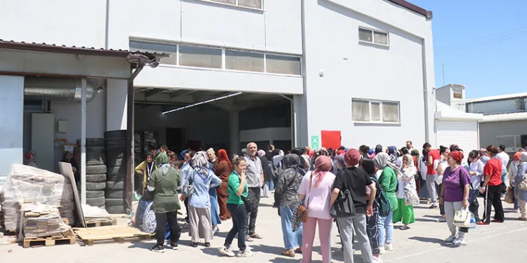 Depremden dakikalar sonra fabrika tavanı çöktü