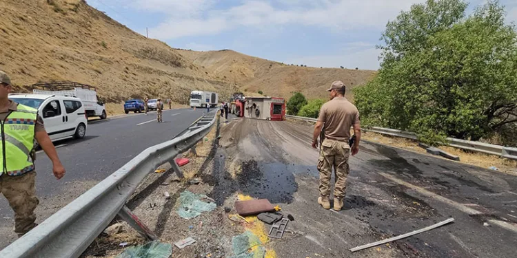Yangına giden itfaiye aracı devrildi: 1’i ağır 3 yaralı