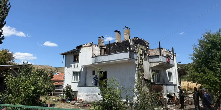Alevlere teslim olan ev kullanılmaz hale geldi