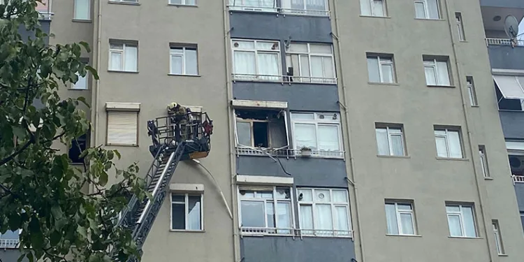 Üsküdar’da 10 katlı binada yangın: 4 kişi mahsur kaldı