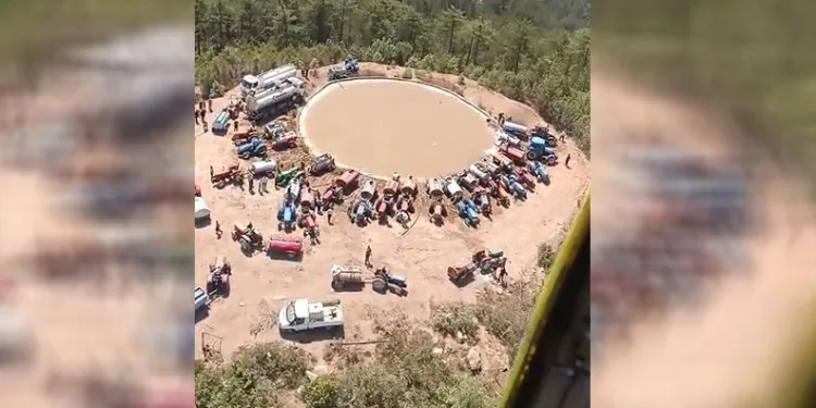 Traktörlü çiftçi ordusu helikopterden görüntülendi