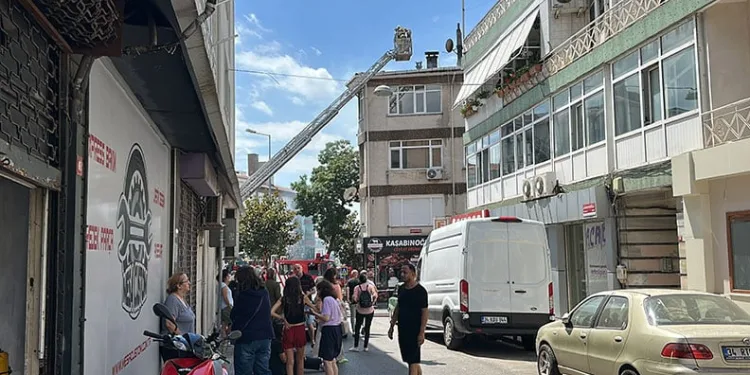 Üsküdar’da 3 katlı binanın çatısında yangın çıktı