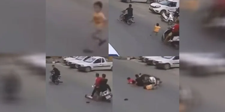 Mersin’de yola fırlayan çocuğa motosikletler çarptı