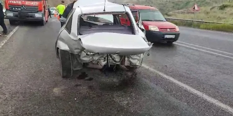 Erzurum-Artvin karayolunda iki araç kafa kafaya çarpıştı: 3 yaralı