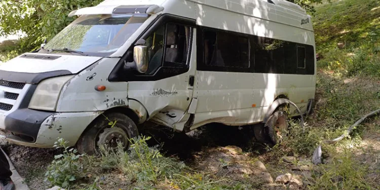 Hakkari’de minibüs takla attı, 7 kişi yaralandı