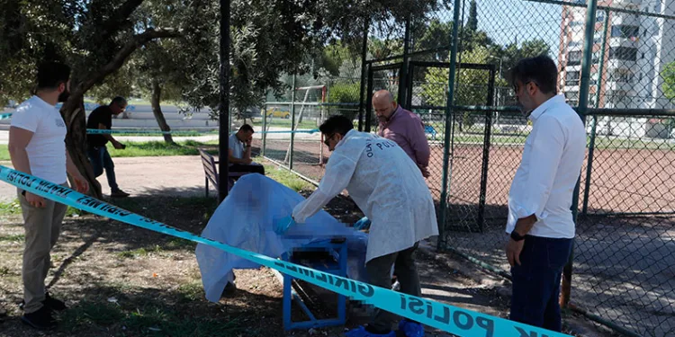 Oturduğu bankta ölü bulundu
