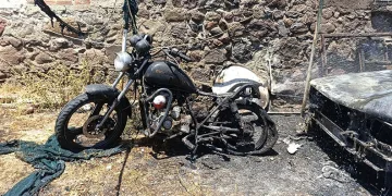 Ayvacık’ta park halindeki otomobil ile motosiklet yandı