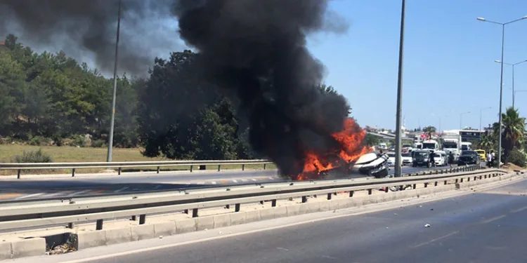 Manavgat’ta bariyerlere çarpan otomobil alev aldı: 2 yaralı