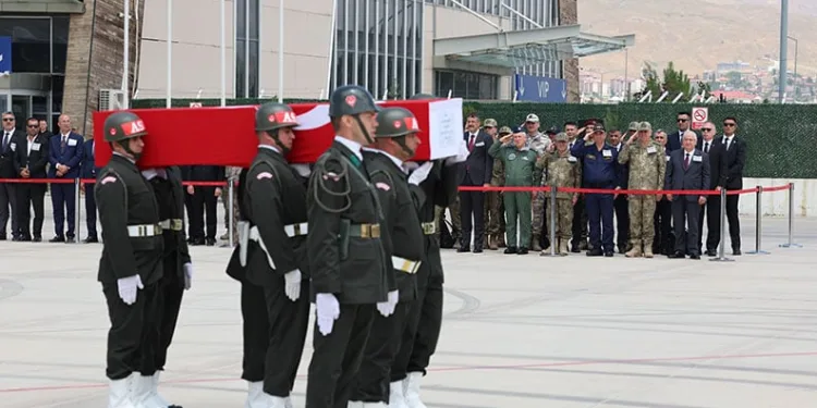 Şehit askerlerin naaşları memleketlerine uğurlandı