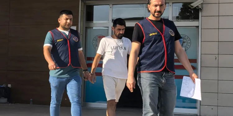Bursa’da aranan şahıs kafede çay içerken yakalandı