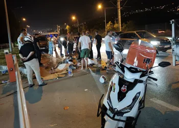 Bursa’da otomobil elektrikli motosiklete çarptı: 3 yaralı