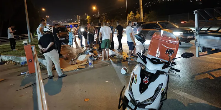 Bursa’da otomobil elektrikli motosiklete çarptı: 3 yaralı