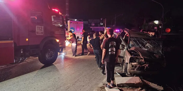 İzmir’de kamyonet otomobille çarpıştı: 2’si ağır 7 yaralı