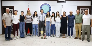 BUÜ Kadın Hentbol Takımından çifte şampiyonluk
