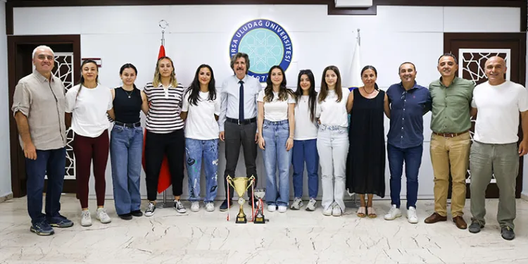 BUÜ Kadın Hentbol Takımından çifte şampiyonluk