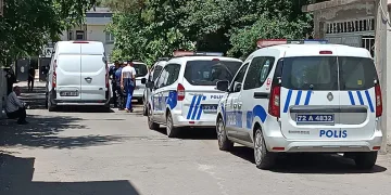 Eşini ve iki kızını bıçakla yaraladı