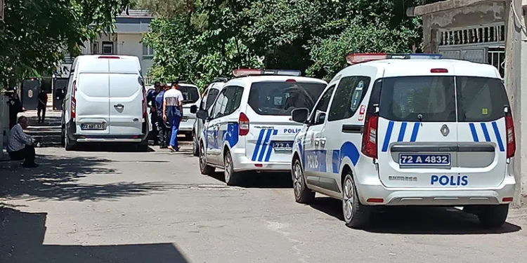 Eşini ve iki kızını bıçakla yaraladı