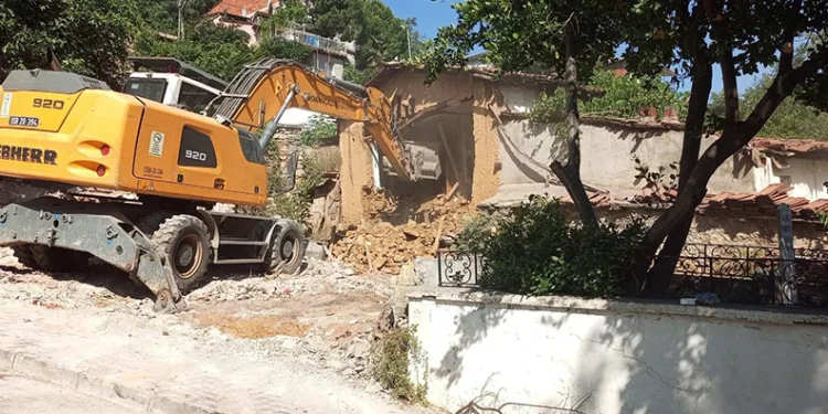 Tehlike saçan metruk binalar yıkıldı