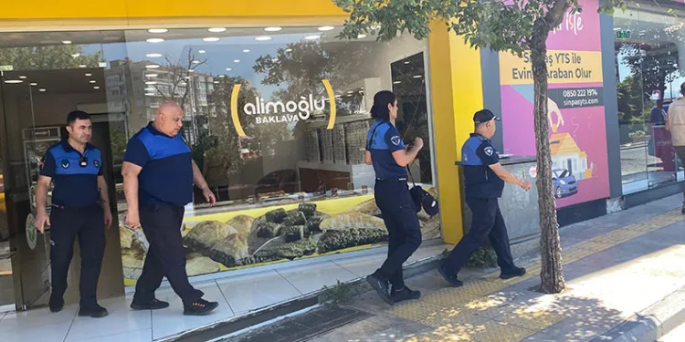 Baklavacıdaki fare görüntüsü mide bulandırdı