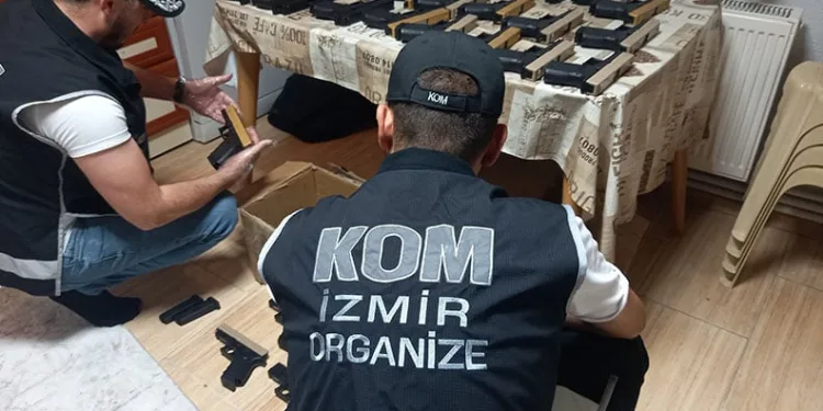 İzmir’de yasa dışı silah ticareti operasyonu: 9 tutuklama