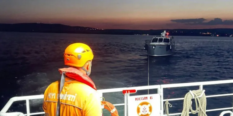 Çanakkale Boğazı’nda sürüklenen teknedeki 6 kişi kurtarıldı