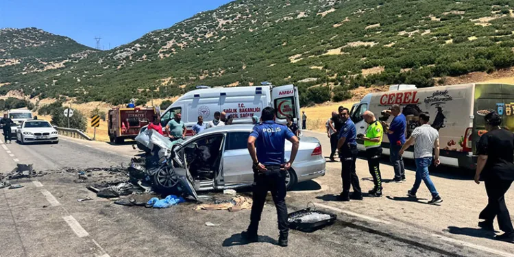Isparta’da 2 otomobil çarpıştı: 1 ölü, 9 yaralı