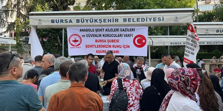 Şehitlerin hayrına aşure dağıttılar