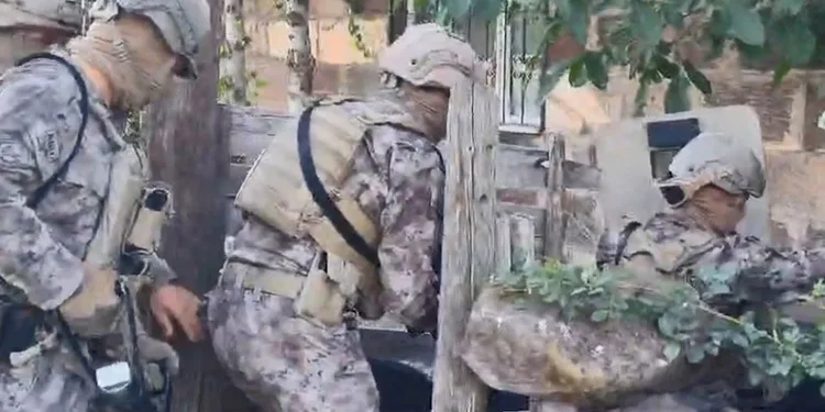 Sinop’ta virajı alamayan otomobil ağaca çarptı: 2 yaralı