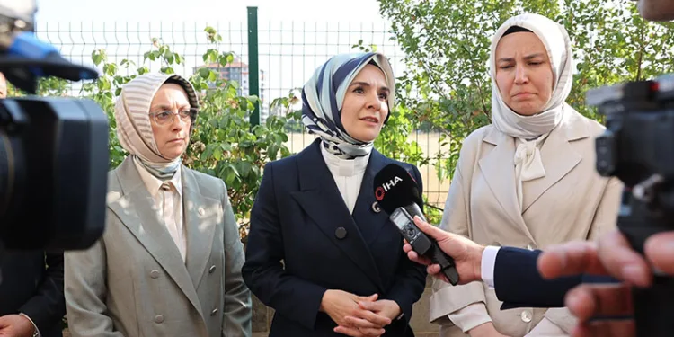 Bakan Göktaş şehit yakınları ve gazileri ziyaret etti