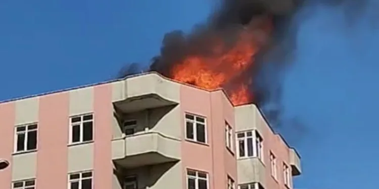 Pendik’te 4 katlı binanın çatısında yangın çıktı