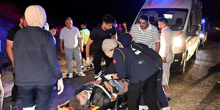 Alkollü ve ehliyetsiz sürücünün kontrolünden çıkan araç şarampole takla attı: 2 yaralı