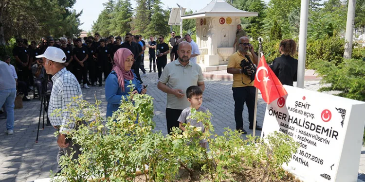 Şehit Ömer Halisdemir kabri başında anıldı