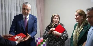 Bakan Işıkhan 15 Temmuz şehidi ailesini ziyaret etti