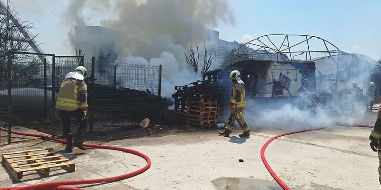 Ankara’da fabrika deposunda yangın