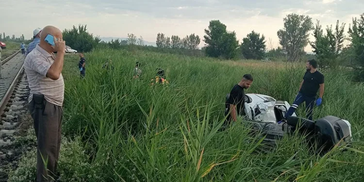 Trenin çarptığı araçta tatile gelen gurbetçi vatandaş öldü