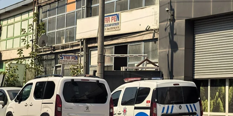 Pencereyi beğenmeyen müşteri iş yerini kurşunladı