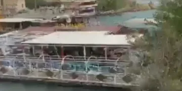 Şanlıurfa’da fırtınada halatları kopan duba restoran Fırat Nehri’nde sürüklendi