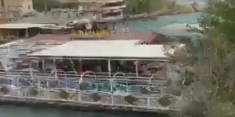 Şanlıurfa’da fırtınada halatları kopan duba restoran Fırat Nehri’nde sürüklendi