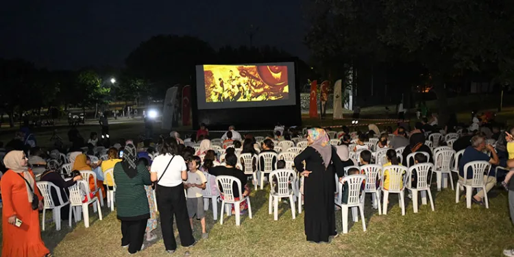 Osmangazi’de açık hava sinema keyfi devam ediyor