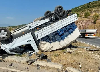 Bursa’da hafif ticari araç kamyonetle çarpıştı: 3 yaralı