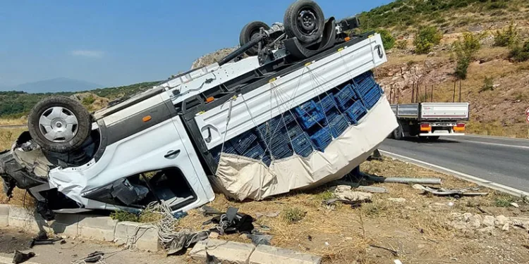 Bursa’da hafif ticari araç kamyonetle çarpıştı: 3 yaralı